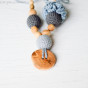 Collier d'allaitement et de portage - colori gris, fleur grise et bouton en bois