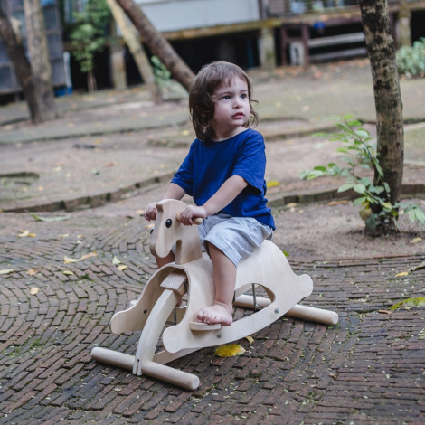 cheval à bascule 2 ans