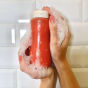 Bouteille rouge pour shampoing et gel douche