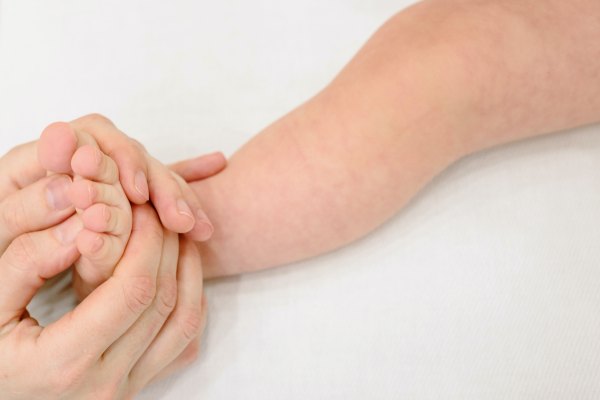 Les massages peuvent aider bébé à trouver le sommeil