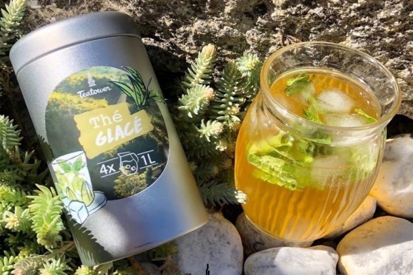 thé glacé dans un verre transparent